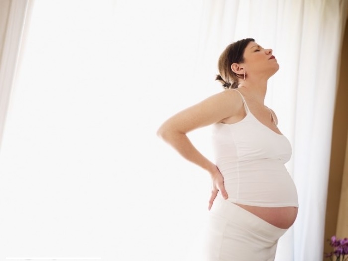 Đau lưng là một tình trạng mẹ bầu thường gặp phải ở những tháng mang thai cuối cùng
