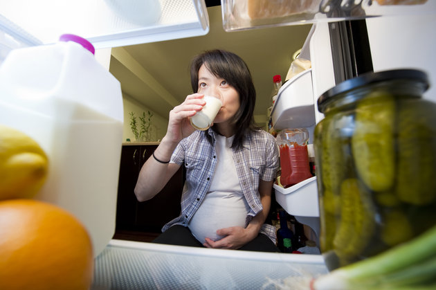 Mẹ bầu nên uống sữa trong thai kỳ để cung cấp chất dinh dưỡng cho thai nhi