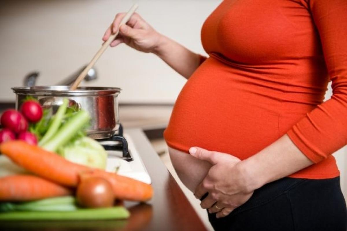 Tuy giai đoạn mang thai rất khó khăn nhưng mẹ hãy ăn đầy đủ để có chất dinh dưỡng nuôi con nhé