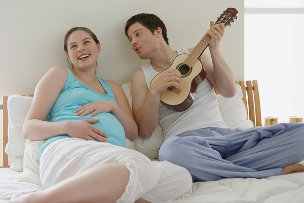 Bên cạnh đó, mẹ cũng nên chọn các loại nhạc có âm thanh vui nhộn, ca từ trong sáng sẽ rất tốt cho sự phát triển của bé trong bụng