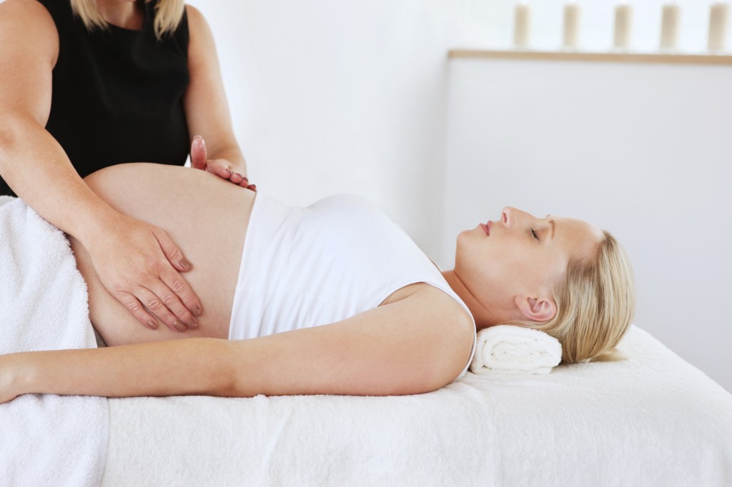 Massage bụng đúng cách giúp kích thích trí não bé và giúp mẹ thư giãn