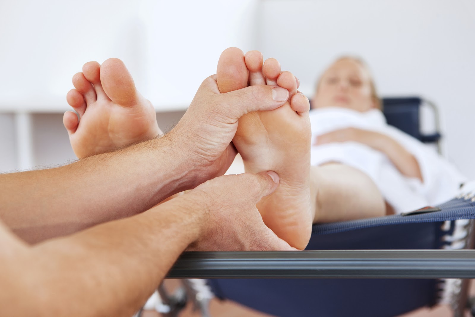 Nếu công việc bắt buộc mẹ phải đứng nhiều thì mẹ nên thường xuyên massage chân để giúp máu lưu thông tốt hơn