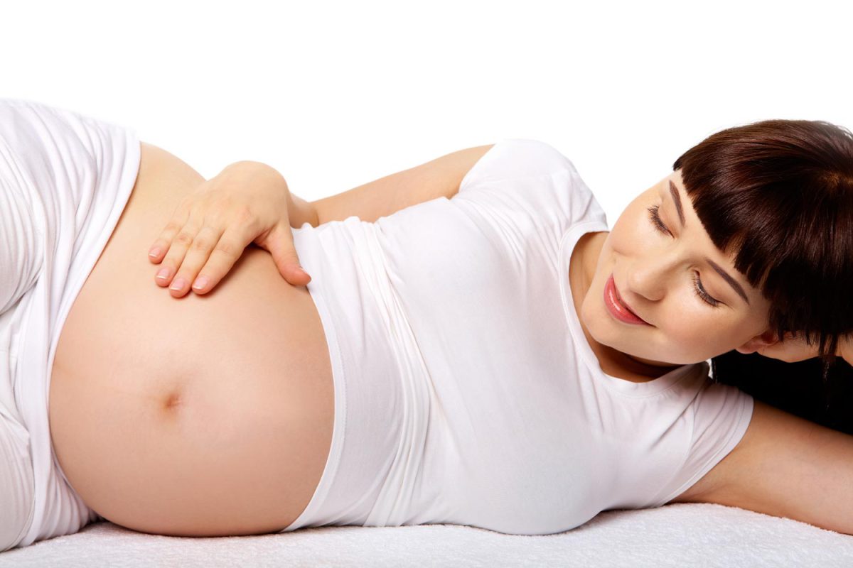 Ở mỗi giai đoạn khác nhau của thai kỳ thì tư thế ngủ của mẹ cũng khác nhau để đảm bảo mẹ và bé cưng đều ổn