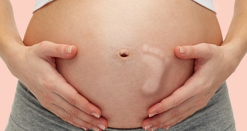 Thai máy hay cử động thai của bé giúp mẹ biết được tình trạng sức khỏe của bé