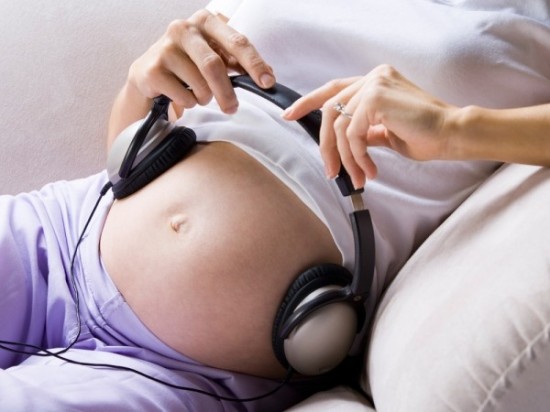 Mẹ nên cho thai nhi nghe những bản nhạc hay và tránh xa những âm thanh tiêu cực