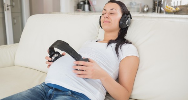 Mẹ khó điều chỉnh âm lượng để phù hợp với bé khi sử dụng tai nghe điện thoại