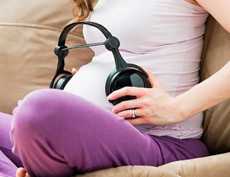 Mẹ mang thai sử dụng tai nghe nhạc cho thai nhi như thế nào đúng cách