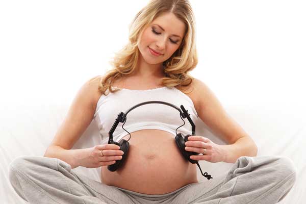 Những quan niệm sai lầm của mẹ bầu khi cho bé nghe nhạc bằng tai nghe thai nhi