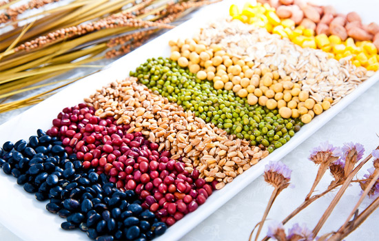 Các loại hạt và ngũ cốc có chứa nhiều sắt và kẽm giúp sản xuất tế bào hồng cầu
