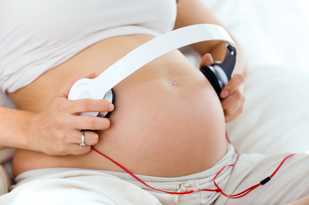 Cách cho thai nhi nghe nhạc bằng tai nghe headphone thông thường áp vào bụng