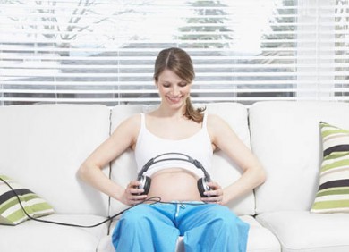 Có nên cho thai nhi nghe nhạc bằng tai nghe điện thoại?