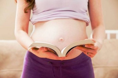 Lợi ích của việc đọc truyện cho thai nhi nghe
