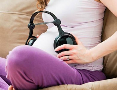 Mẹ mang thai sử dụng tai nghe nhạc cho thai nhi như thế nào đúng cách?