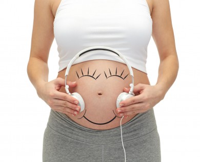 Sử dụng thiết bị nào để cho thai nhi nghe nhạc đạt hiệu quả và an toàn?
